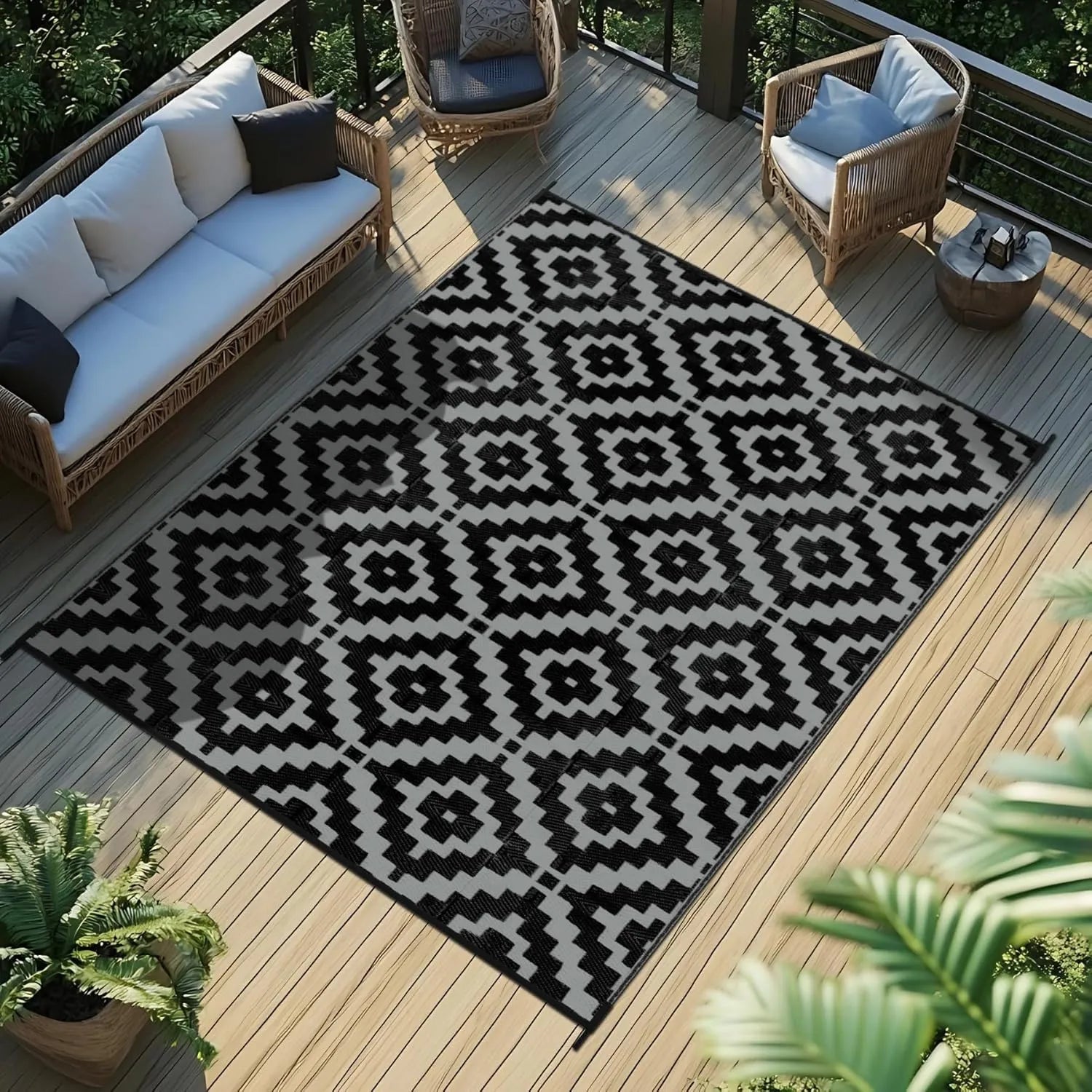 Black & Grey patterned rug of Favoyard