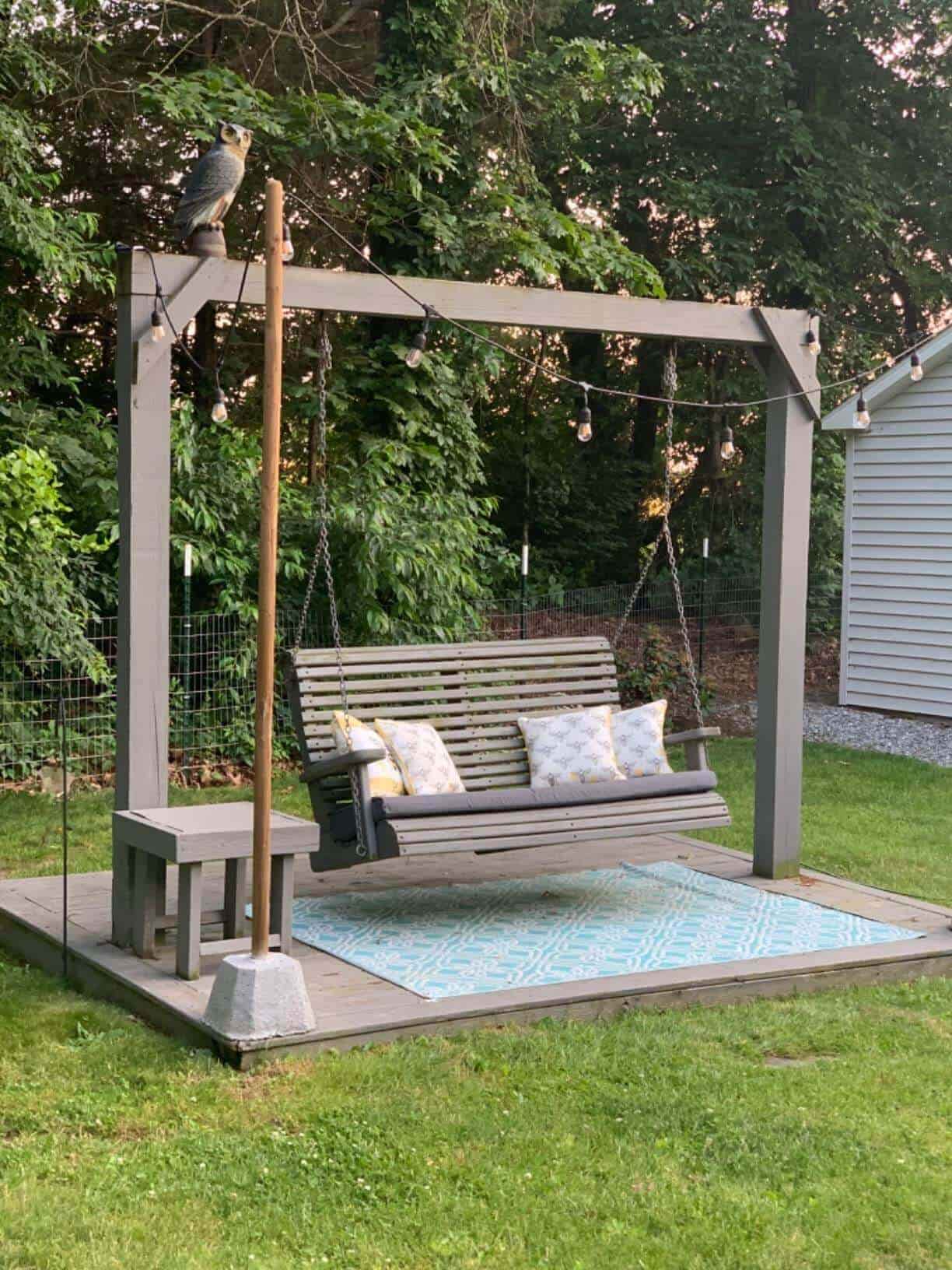 Outdoor swing set with cushions of Favoyard