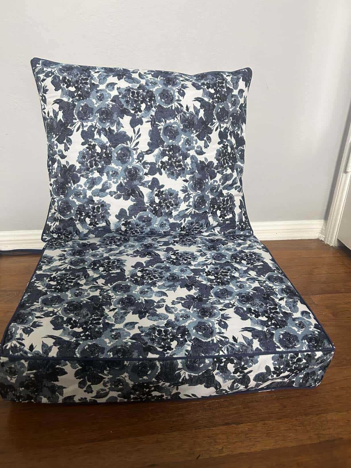 Floral patterned chair cushion with Favoyardl