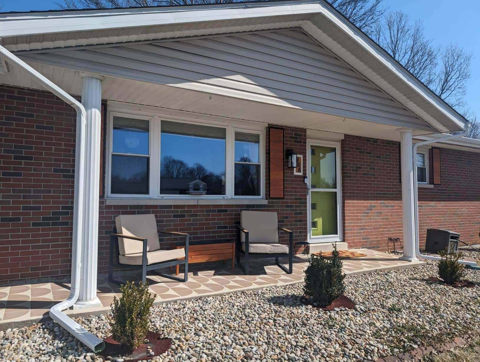Favoyard wooden lounge chairs with cushions