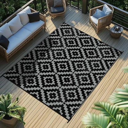 Black & Grey patterned rug of Favoyard